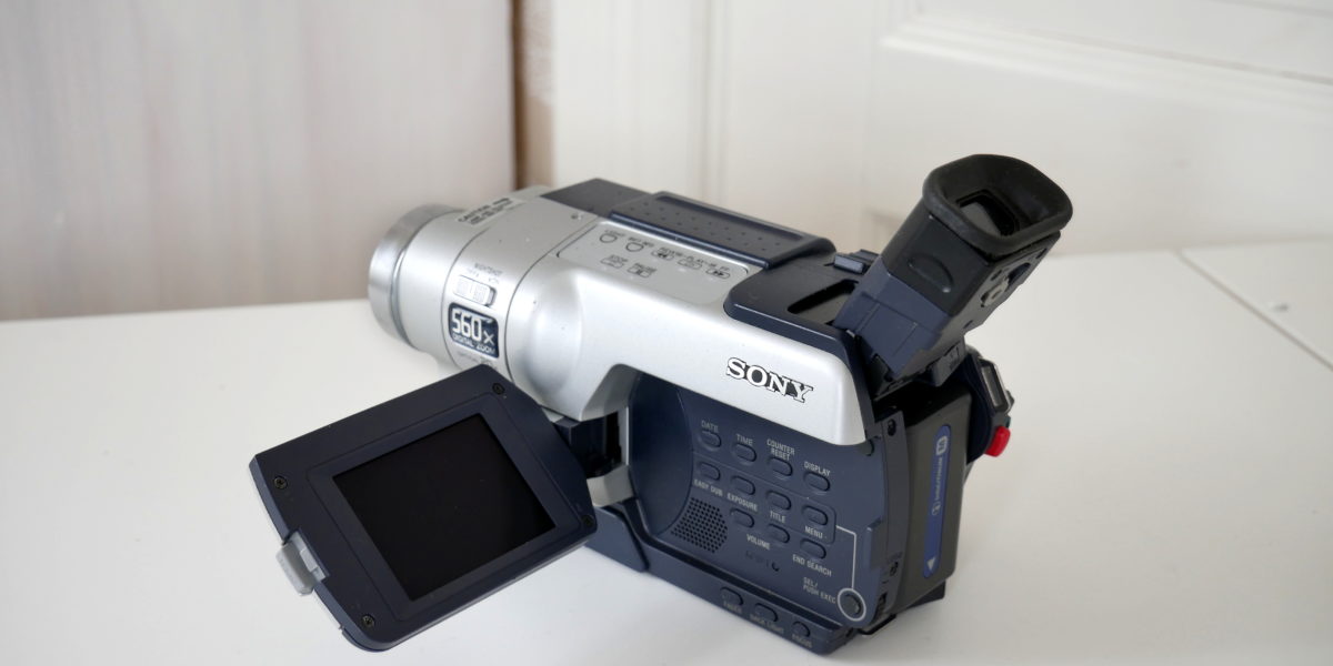 Sony CCD-TRV Hi8 Handycam camcorder