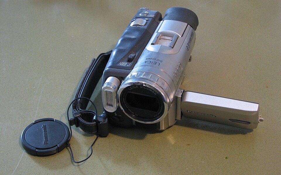 Panasonic PV-GS200 MiniDV 3CCD camcorder
